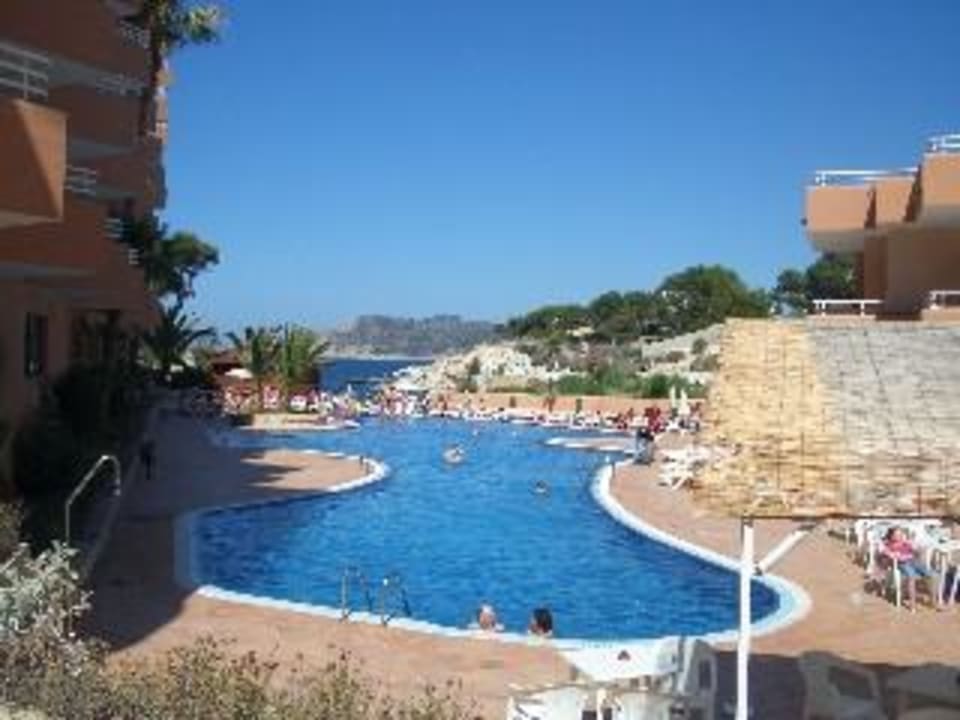 Pool-Blick vom oberen Eingang FERGUS Style Cala Blanca Suites