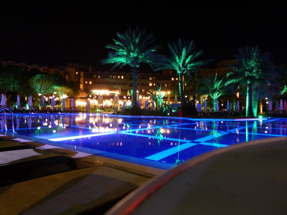 Pool am Abend. Alles schön beleuchtet. Crystal Tat Beach