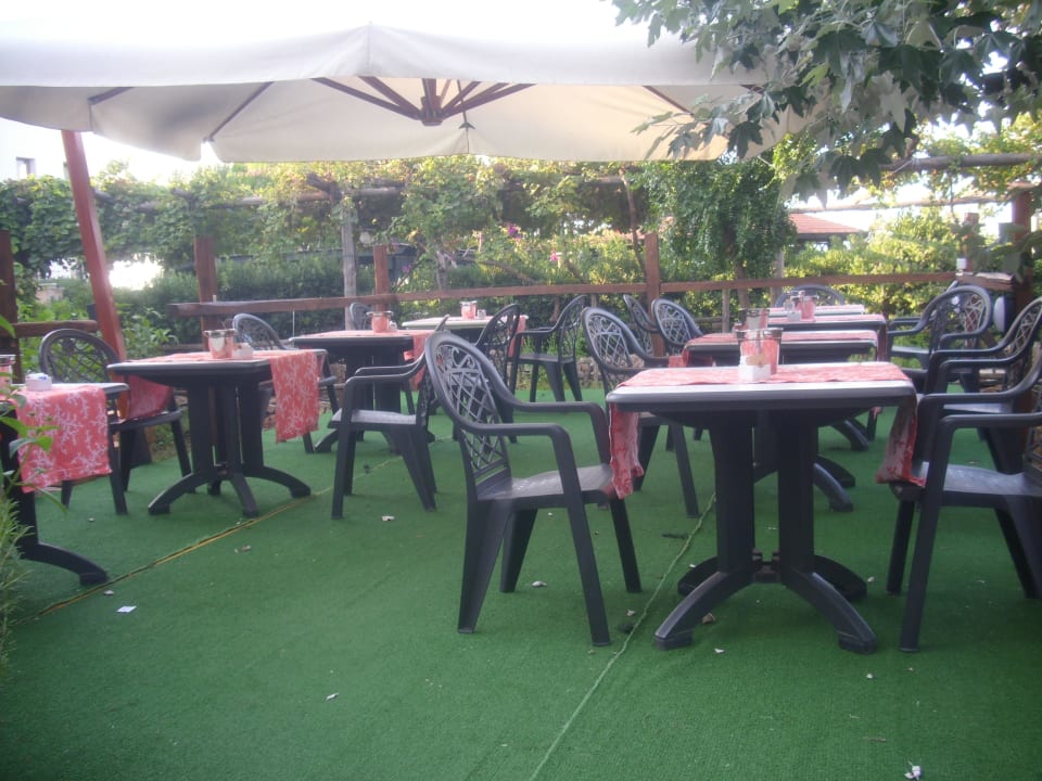 Außenterrasse - unser Kritikpunkt Hotel Montecallini