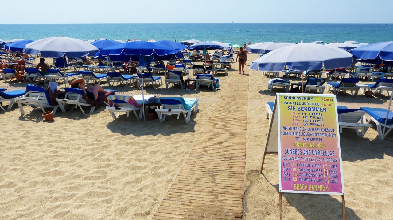 Hoteleigener Strandabschnitt mit Preistafel Gardenia Hotel