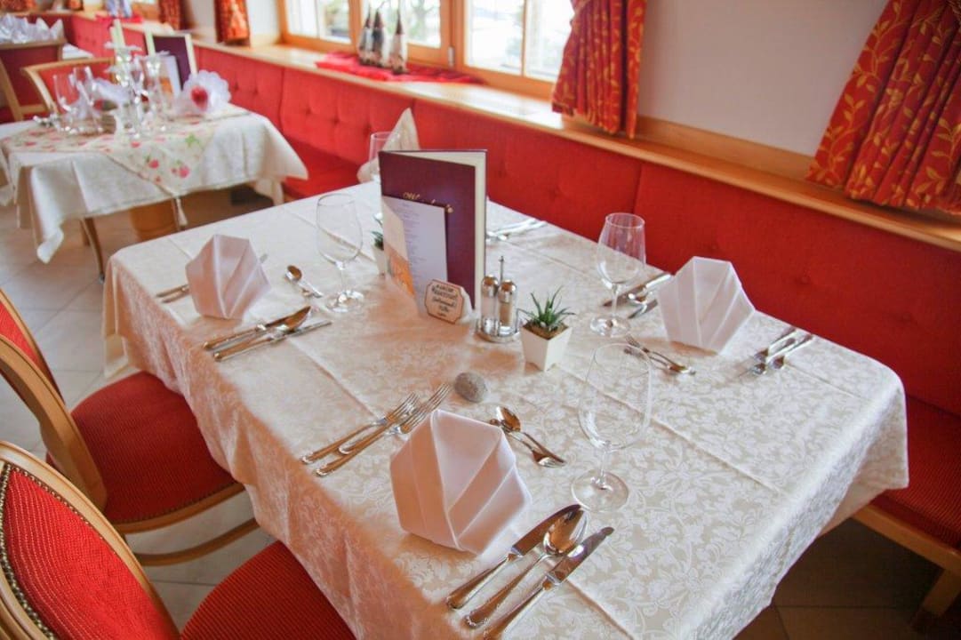 Nett gedeckter Tisch SONNENBERG | Panorama Dolomites Wellbeing