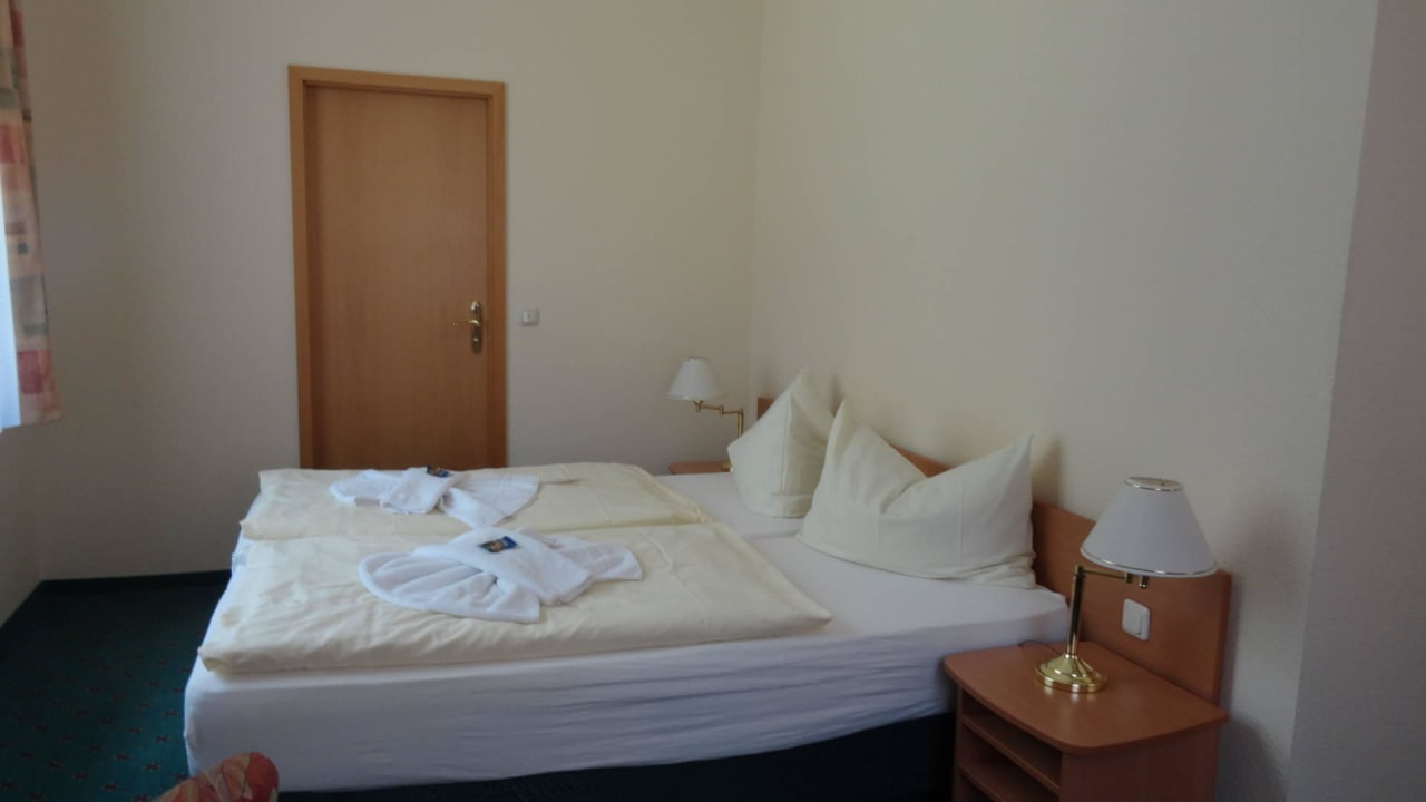 Doppelbett und Eingang zum gr. Bad Ferien Hotel Villa Südharz