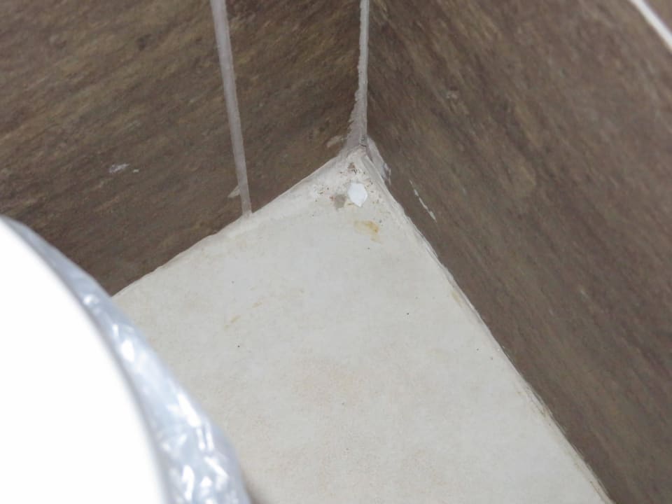 Papierstück im Bad, wurde eine Woche nicht entfern Sandy Beach Resort