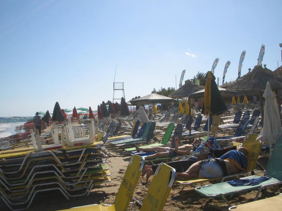 Пляж утром Hotel Triton