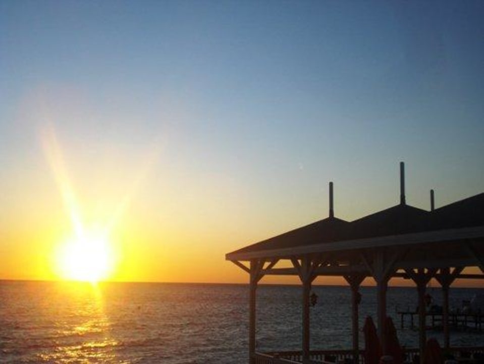 Sonnenaufgang mit dem a la Carte Fischrestaurant Crystal Flora Pearl Collection