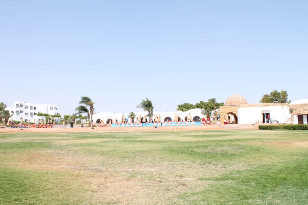 Blick vom Strand auf den Pool mit Fußballplatz  Hotel Mercure Hurghada