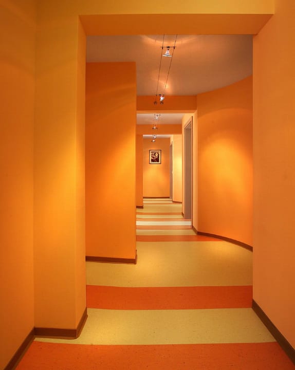 Flur zu Tagungsräume Land-gut-Hotel Zum Alten Forsthaus - Aufladestation f. Elektroautos vorhanden