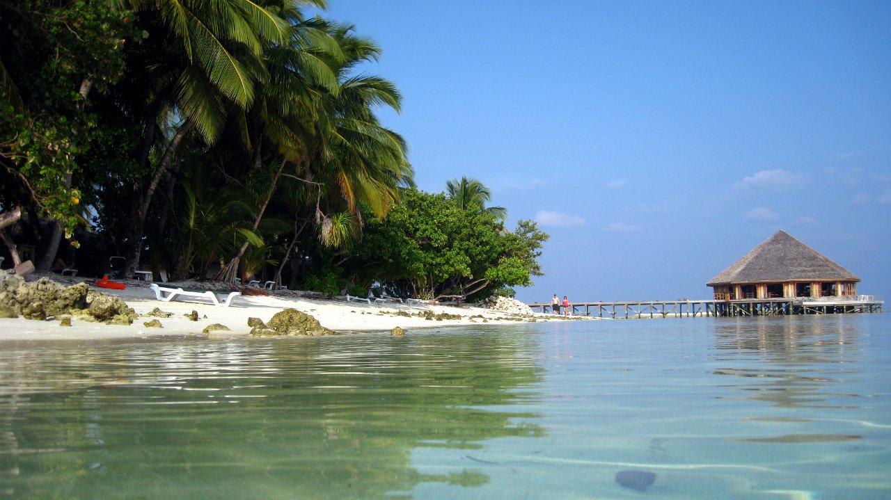 Asia Wok im Hintergrund Vilamendhoo Island Resort & Spa