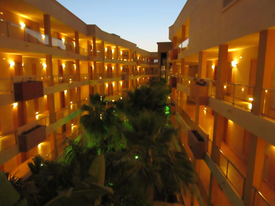 Innenhof eines der beiden Hotelflügel Elba Carlota Beach & Golf Resort