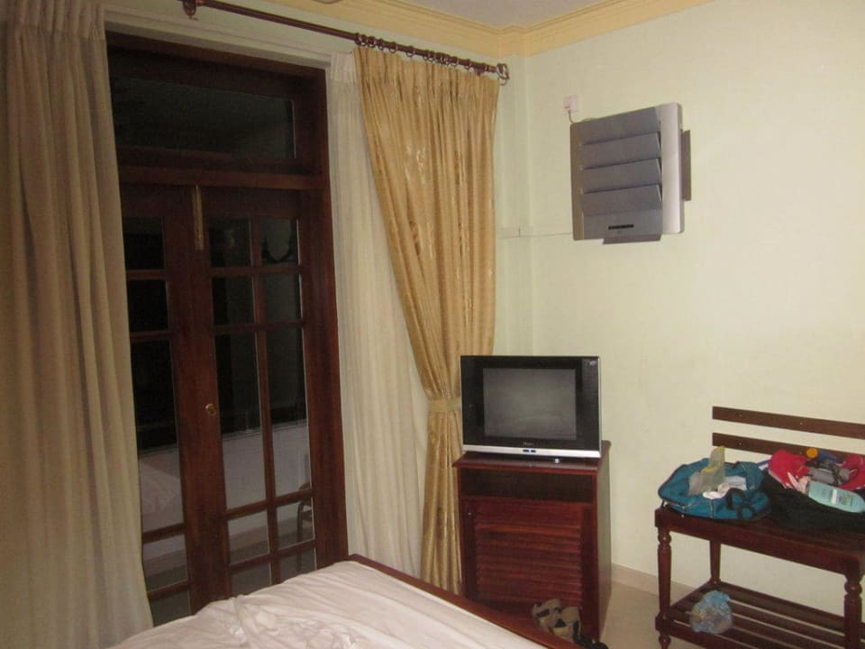 TV und Klimaanlage vom Bett aus Oak Ray Serene Garden Hotel