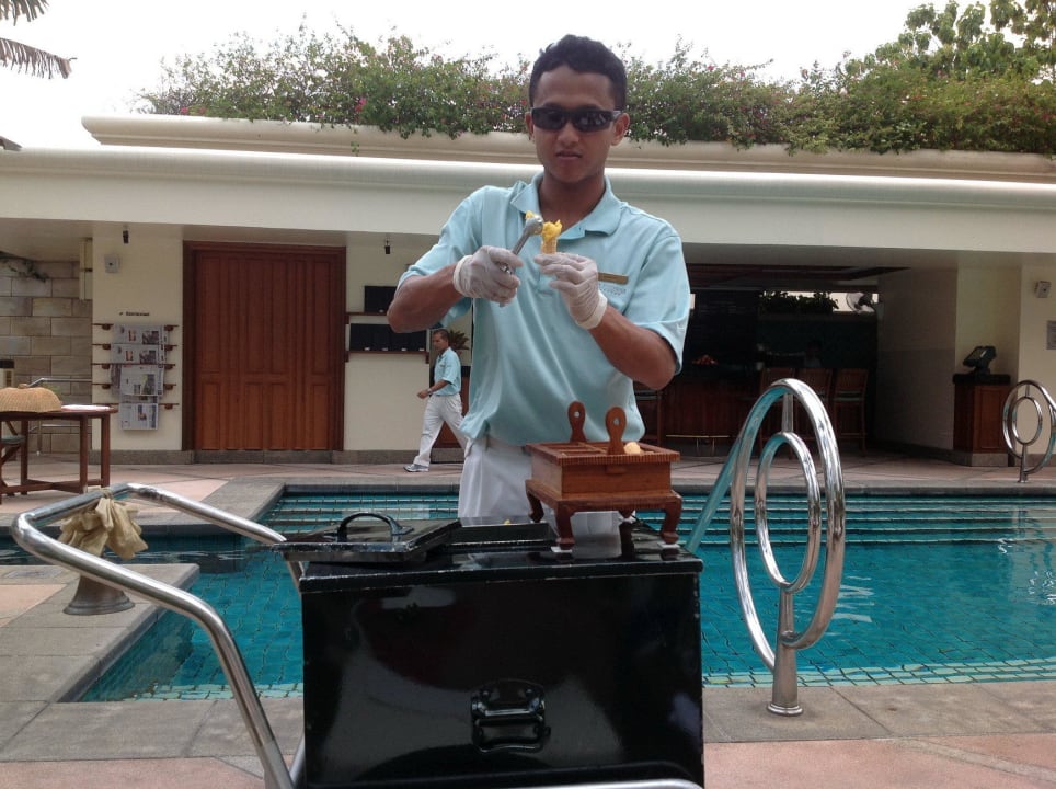 Eismann am Pool Hotel The Peninsula Bangkok