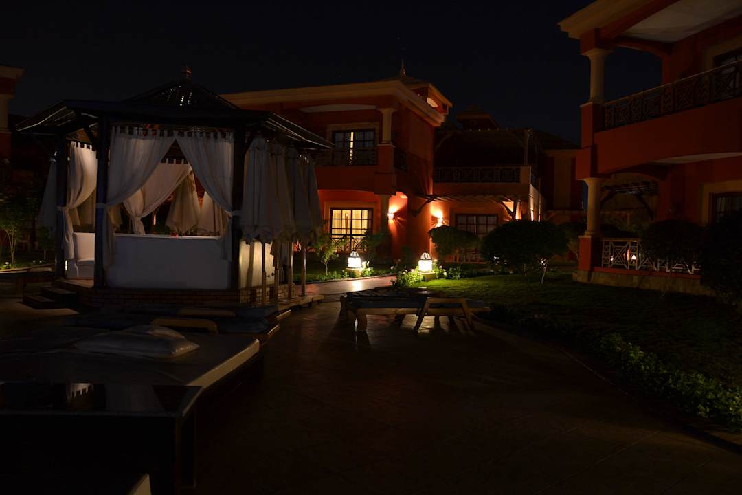 Беседка у бассейна Pickalbatros Alf Leila Wa Leila Resort - Neverland Hurghada