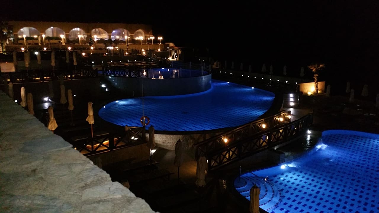 Pool bei Nacht Hotel Kalithea Horizon Royal