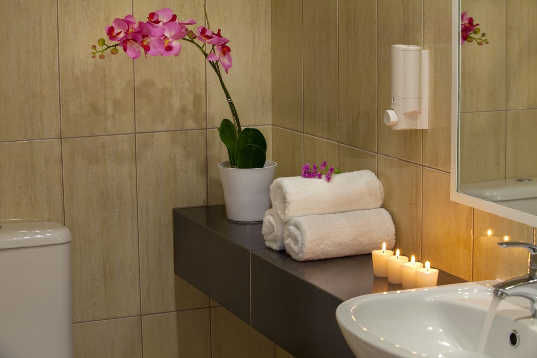 Zimmer Queen's Bay Hotel