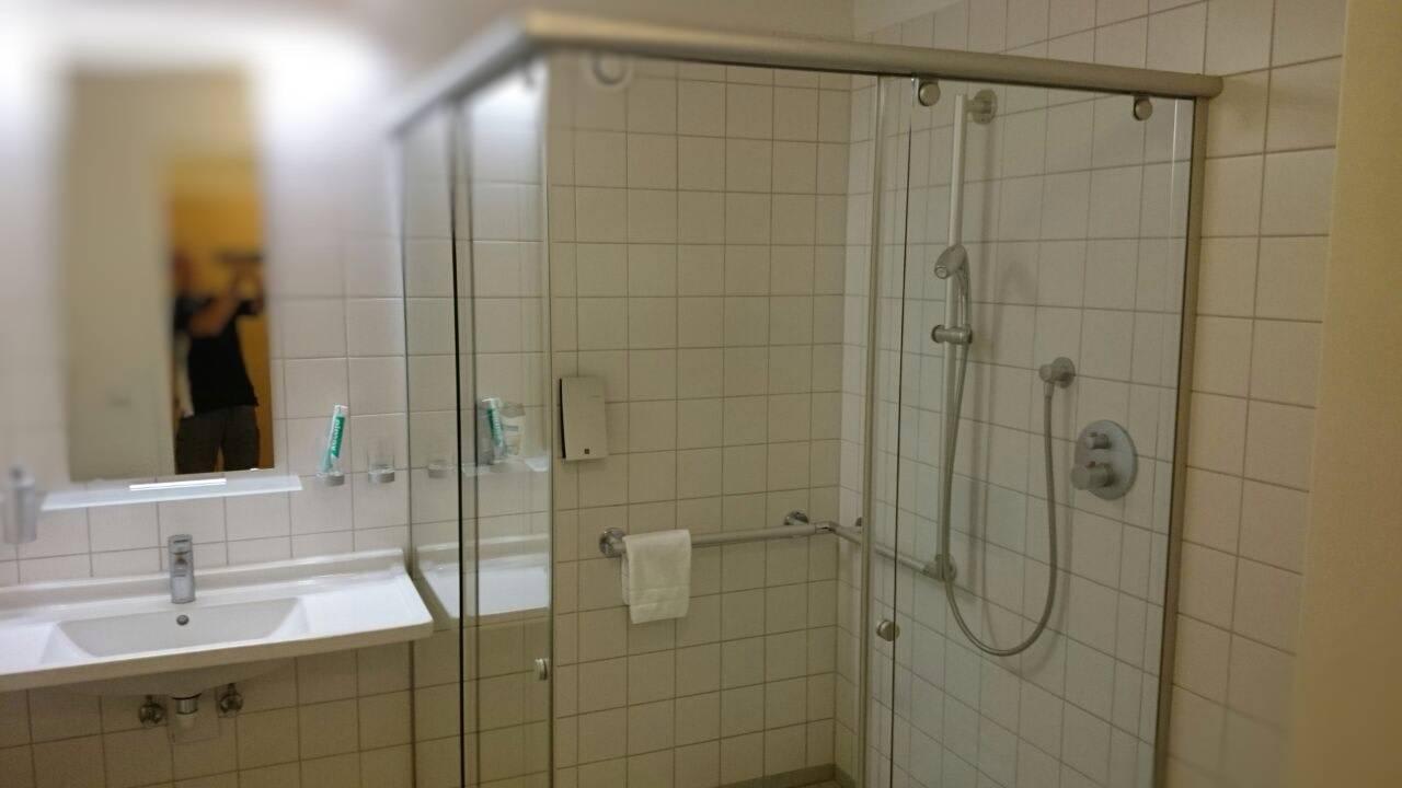 Großes behindertengerechtes Duschbad Landhotel Allgäuer Hof