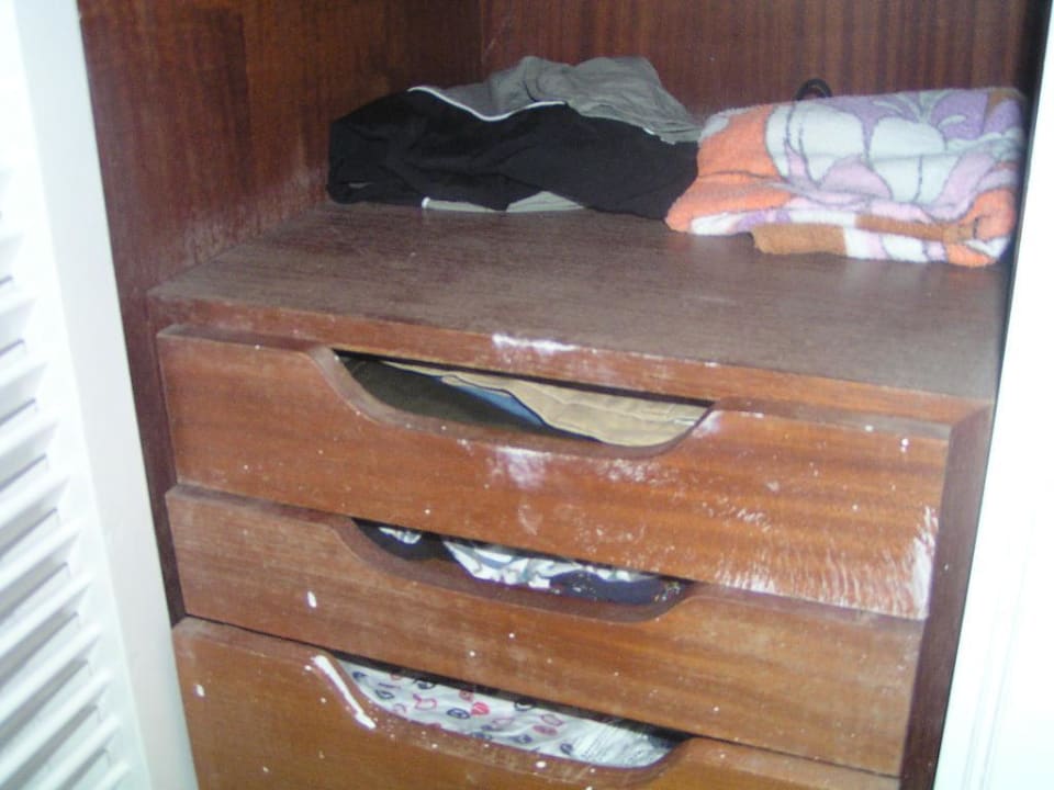 Kleiderschrank - Divi Beach Ruspina Beach Resort