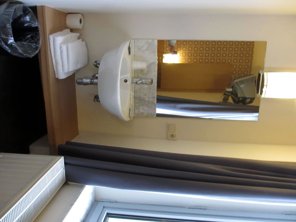 Waschtisch-leider kann man Handtücher n. aufhängen Hotel Concordia