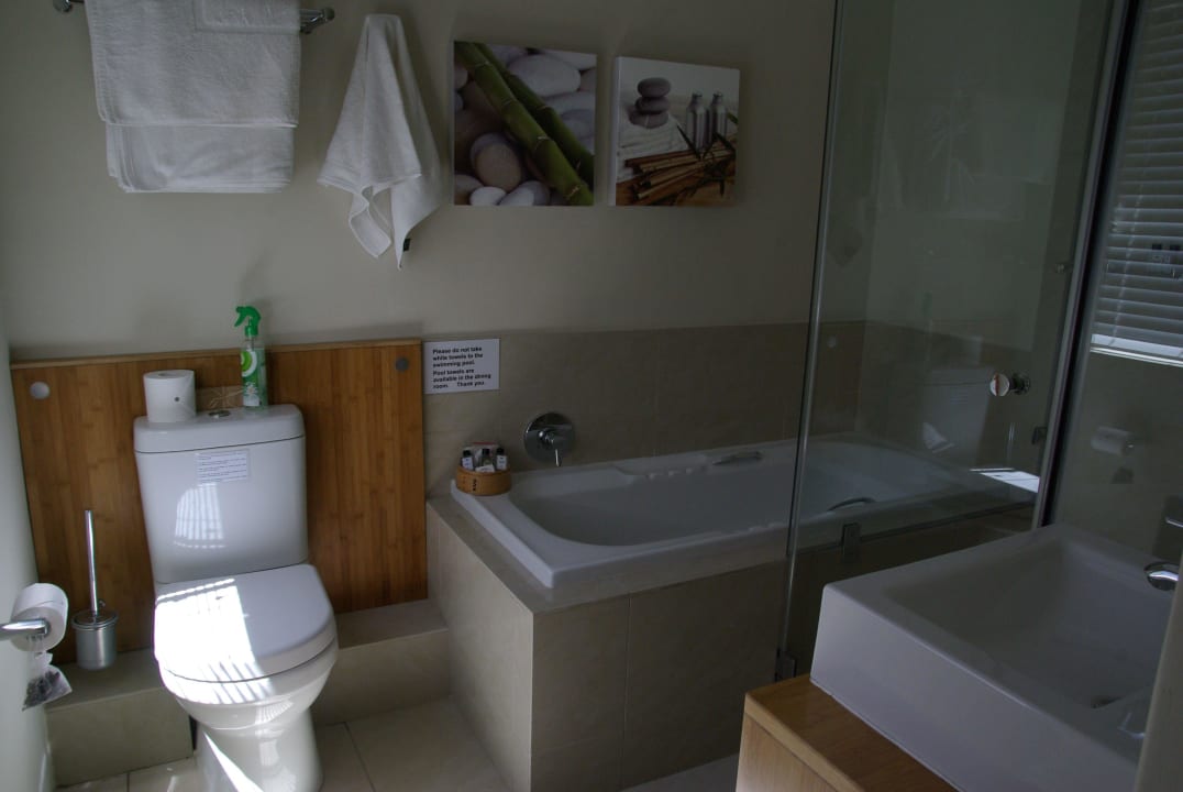 Die Badezimmer sind groß Bamboo Guest House