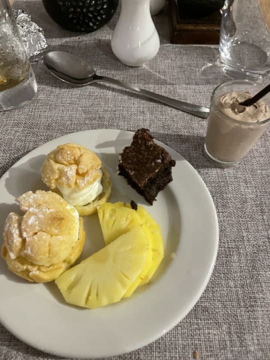 Gastro Le Peninsula Bay Beach Resort & Spa