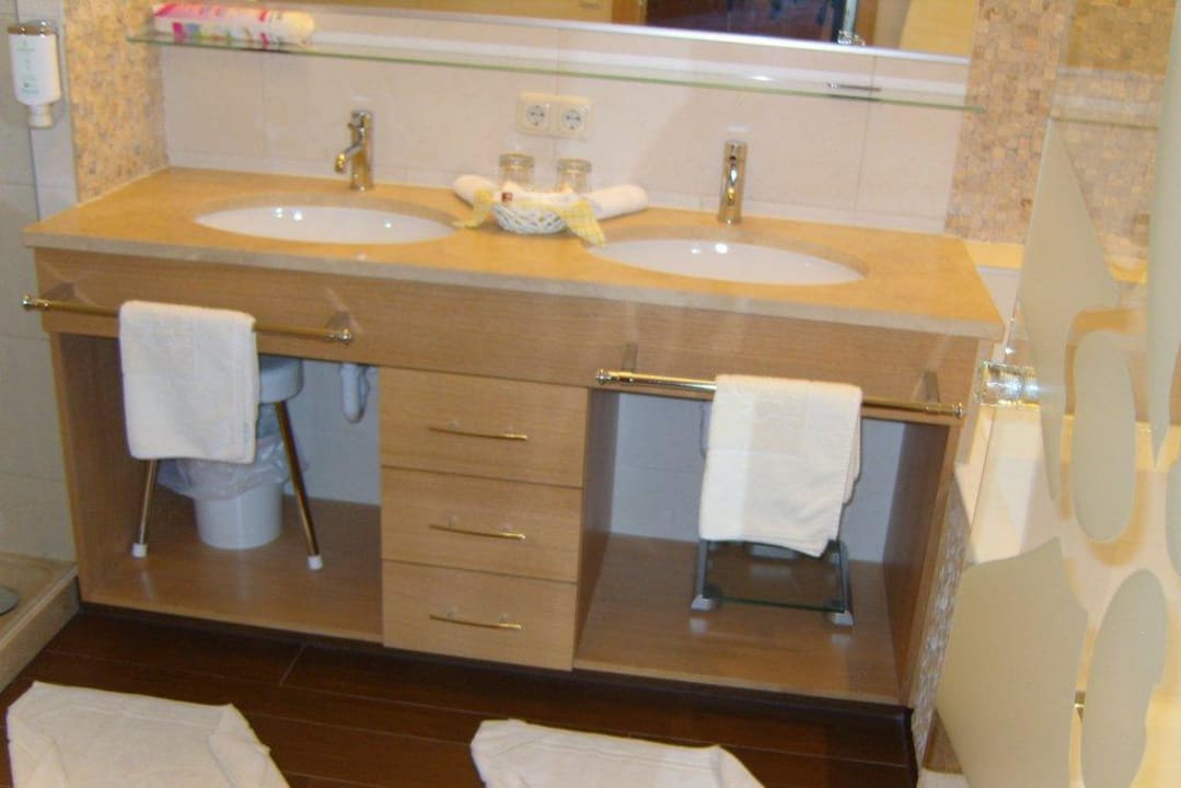 Moderner Waschtisch Hotel Alpin Spa Tuxerhof