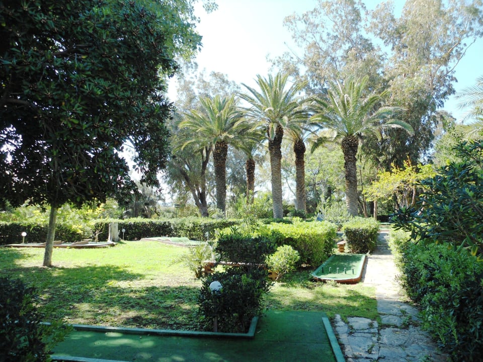 Mini Golf unter Palmen Apollonia Beach Resort & Spa