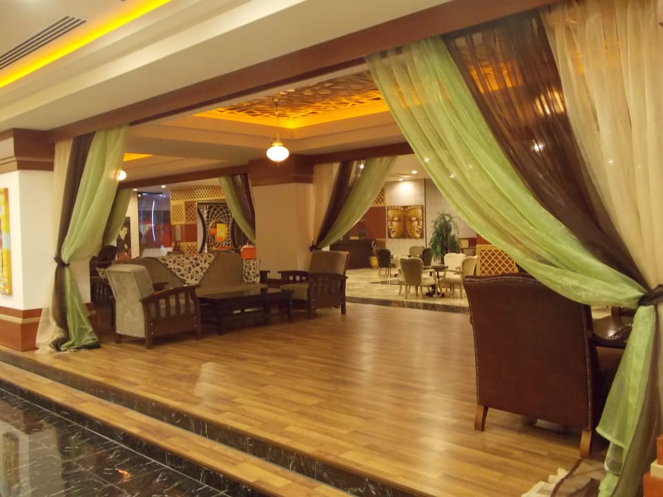 Возле ресторана Siam Elegance Hotels & Spa