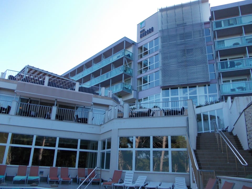 Blick vom Pool auf das Hotel Hotel Aurora