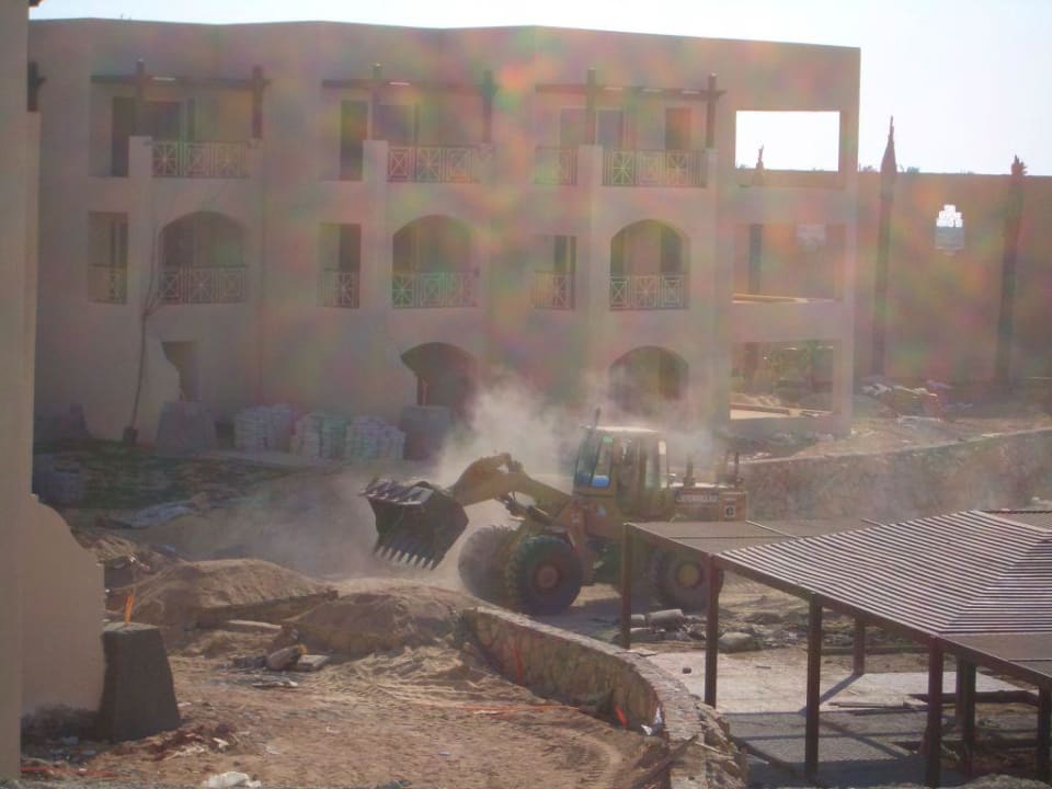 Baustelle nebenan Fort Arabesque Resort, Spa & Villas