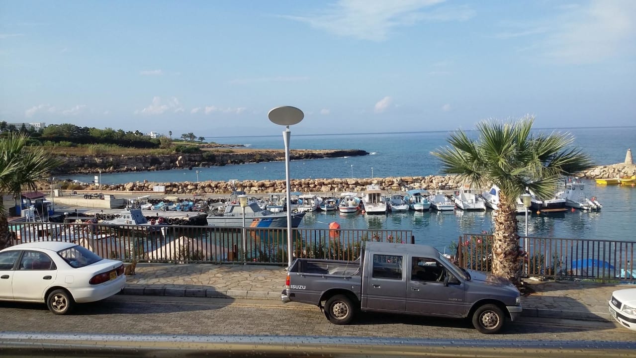 Viele kleine felsige Buchten The Golden Coast Beach Hotel