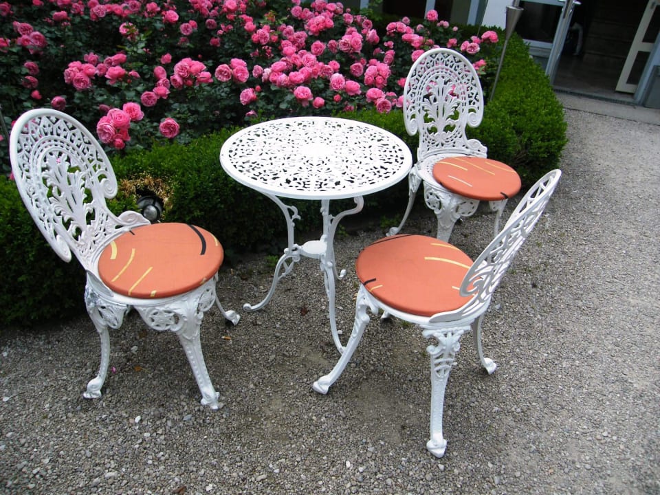 Gemütlicher Ruheplatz im Innenhof Hotel Goldener Adler