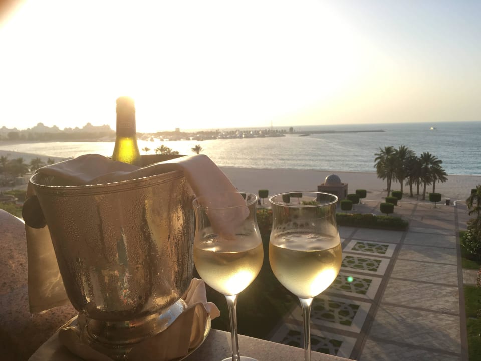 Room Service zum Sundowner Emirates Palace Mandarin Oriental