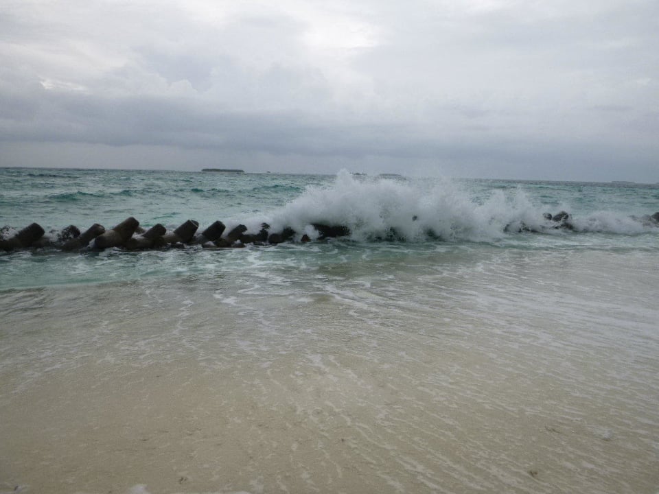 OBeach Bereich bei Sturm Kuredu Island Resort & Spa
