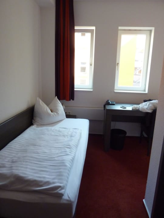 Einzelzimmer mit Bad Internationales Studierendenhotel Stuttgart