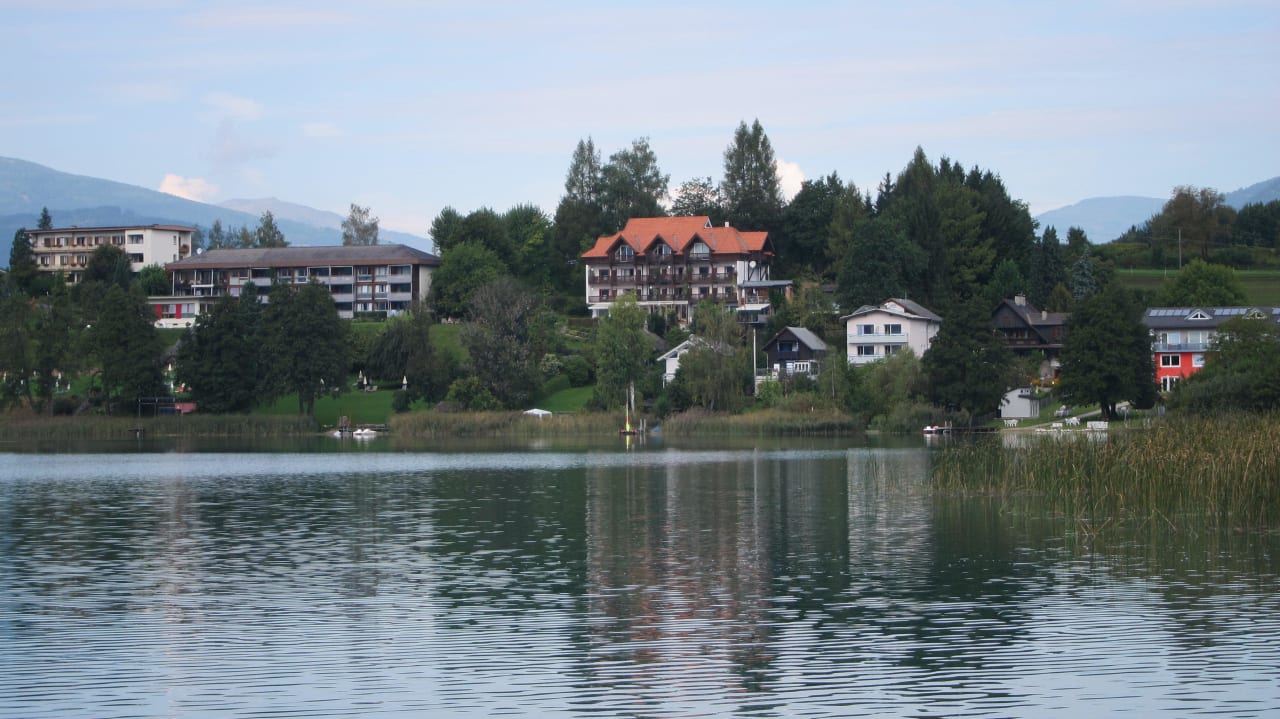 Von der anderen Seeseite aus Kleines Hotel Kärnten