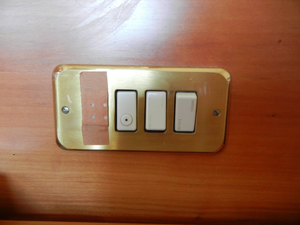 Defekte Steckdose beim Bett Hotel Harry's Garden