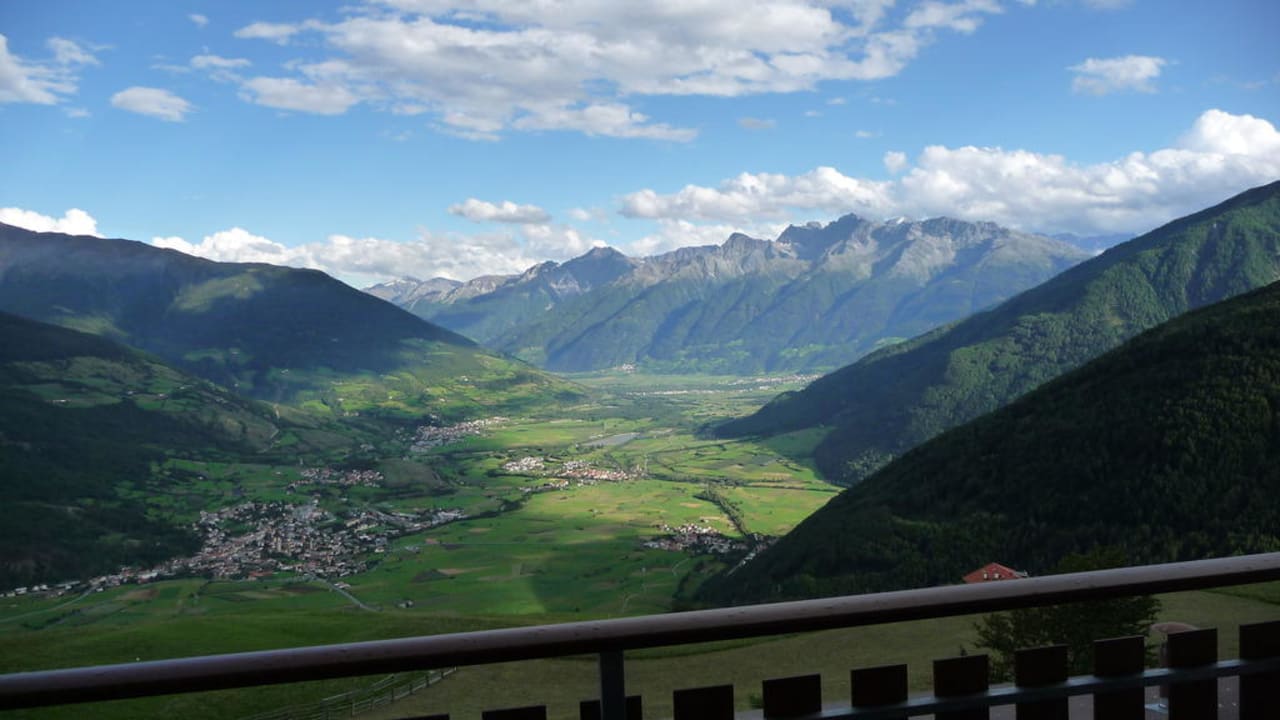Blick vom Balkon in das obere Vinschgau Panoramahotel Watles