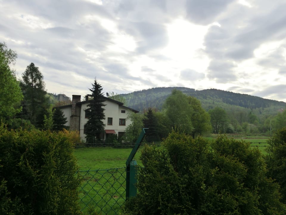 Дом и ещё один отель (слева) Hotel Stara Szmergielnia