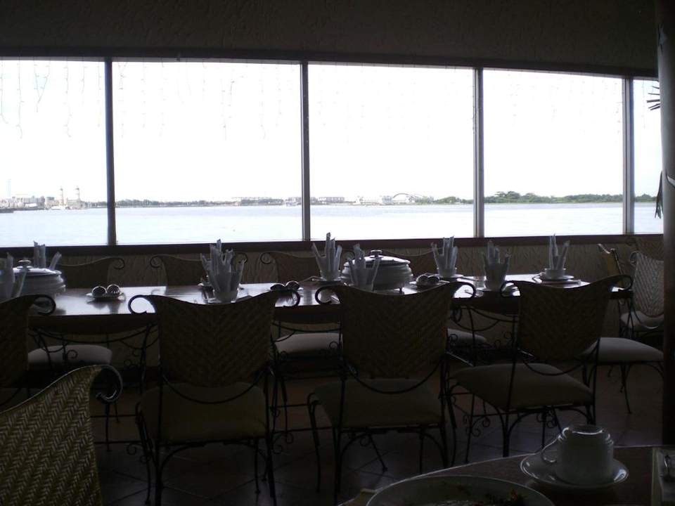 Frühstücksraum mit nettem Ausblick aufs Meer Hotel Makassar Golden