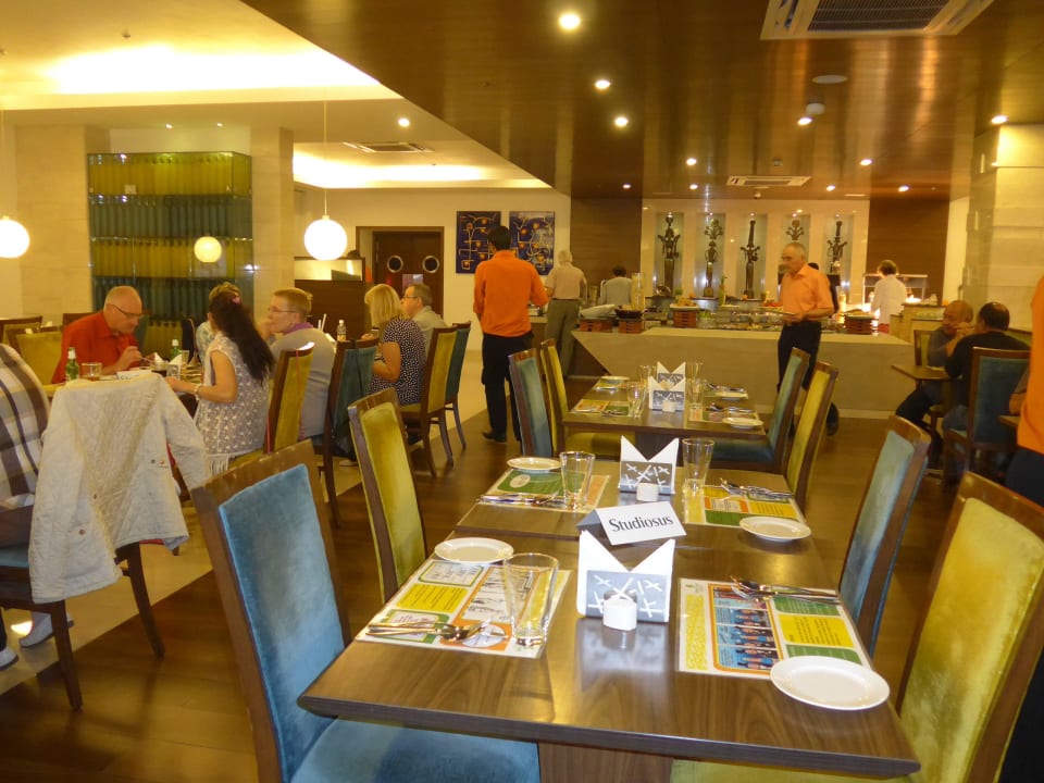 Im Restaurant mit Blick zum Buffet Hotel Lemon Tree Premier, Delhi Aerocity
