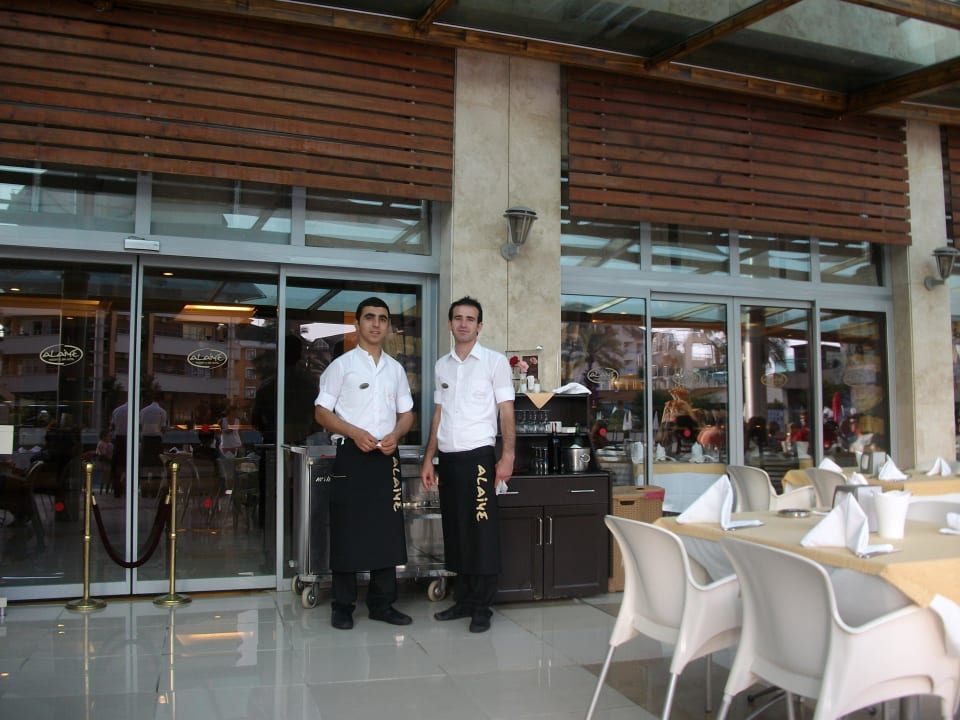Kellner bei der Arbeit Alaiye Resort & Spa