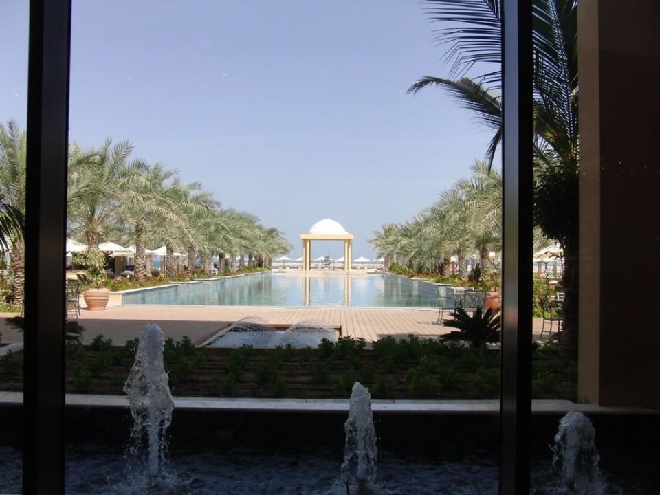 Ein Pool aus dem Hauptrestaurant fotografiert Rixos Al Mairid Ras Al Khaimah