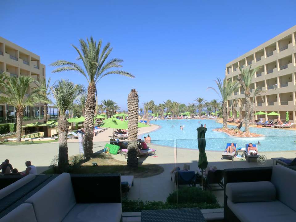 Blick von Terrasse auf den Pool Hotel Rosa Beach