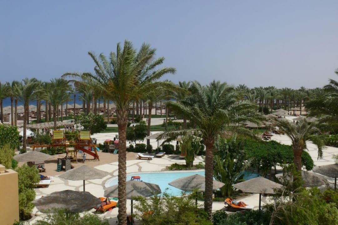 Blick auf die Poolanlage Grand Makadi