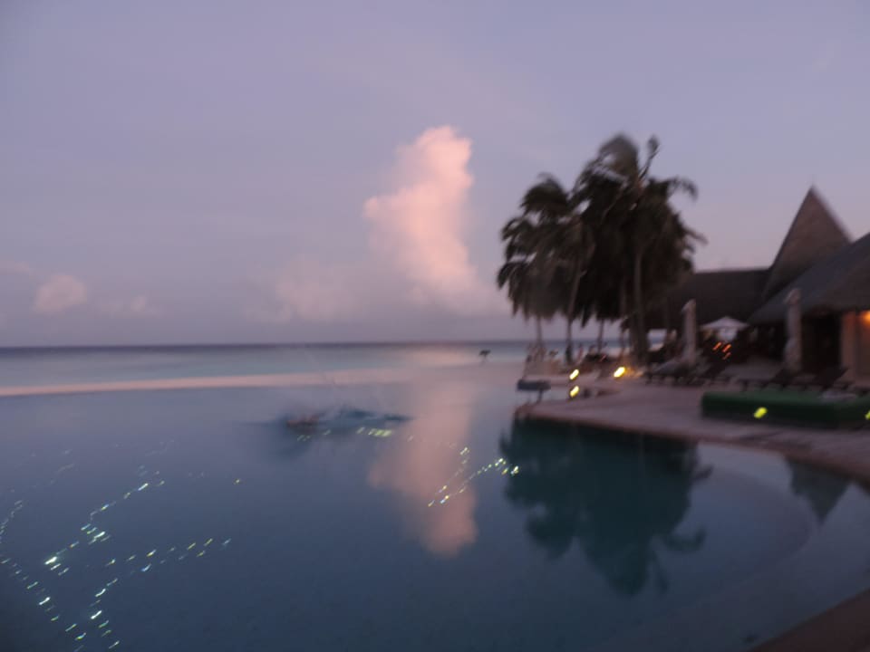 Pool am Abend Veligandu Maldives Resort Island