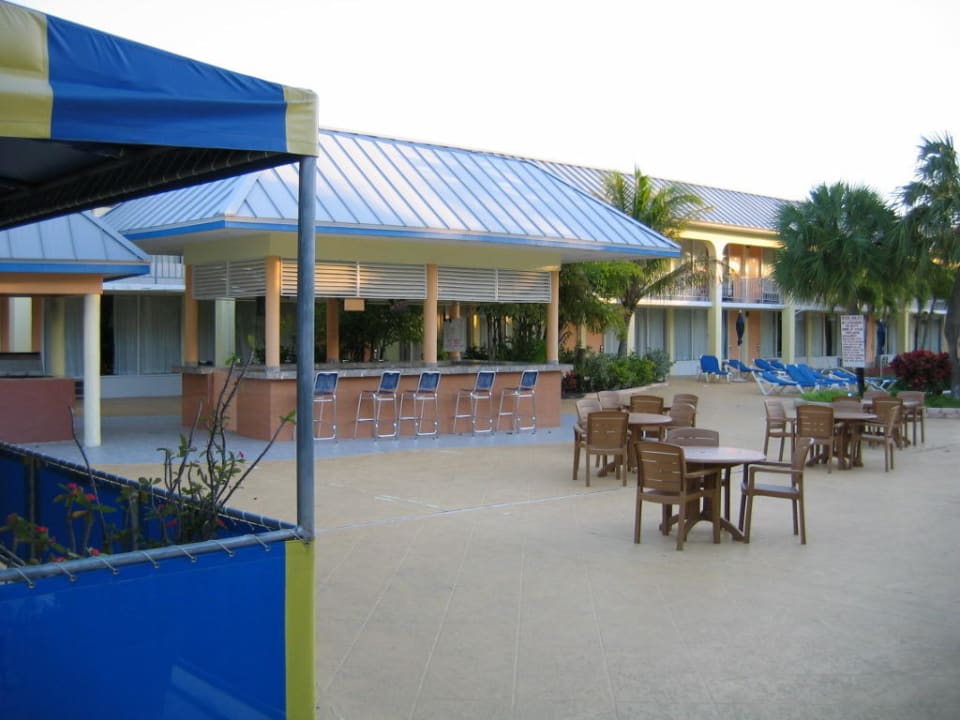 Poolbar The Royal Islander Hotel