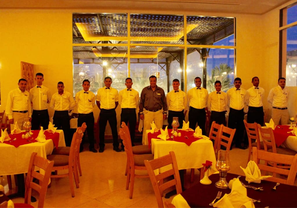 Das Restaurantteam mit Manager in der Mitte Three Corners Sea Beach Resort
