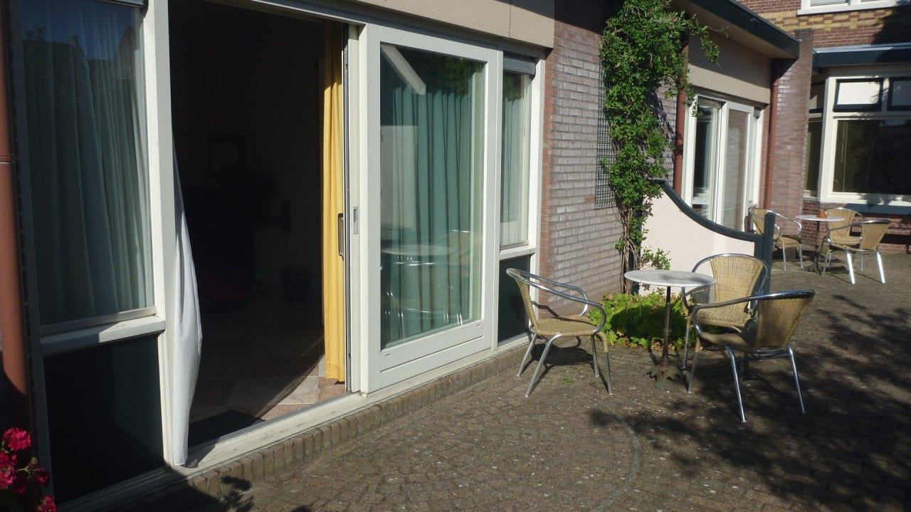 Kleine Terrasse vor dem Zimmer Hotel en Zo Meisje Loos