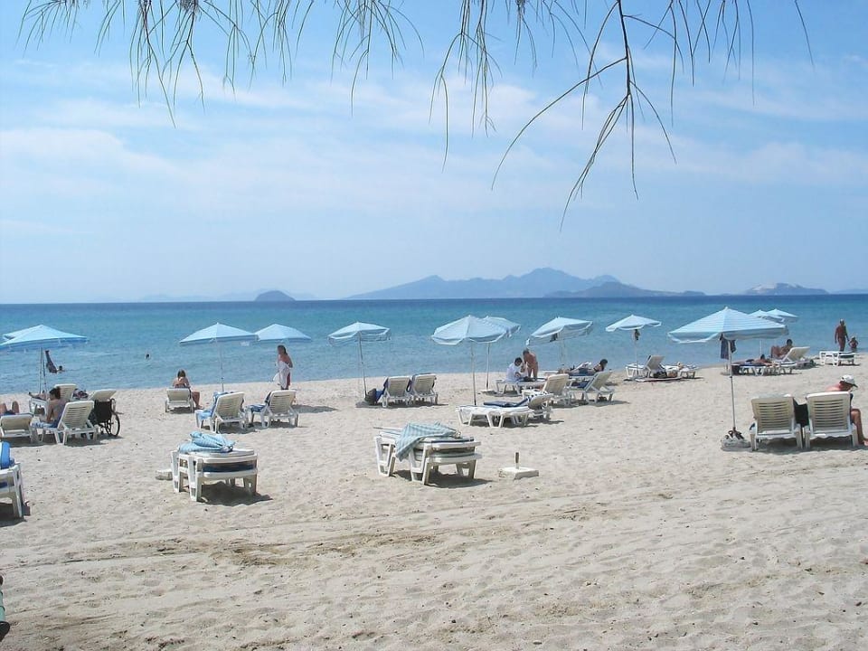Hotelstrand über schwach befahrene Straße leicht erreichbar Lagas Aegean Village