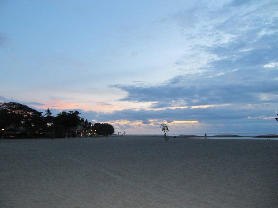 Strand bei Sonnenuntergang Holiday Inn Resort Baruna Bali