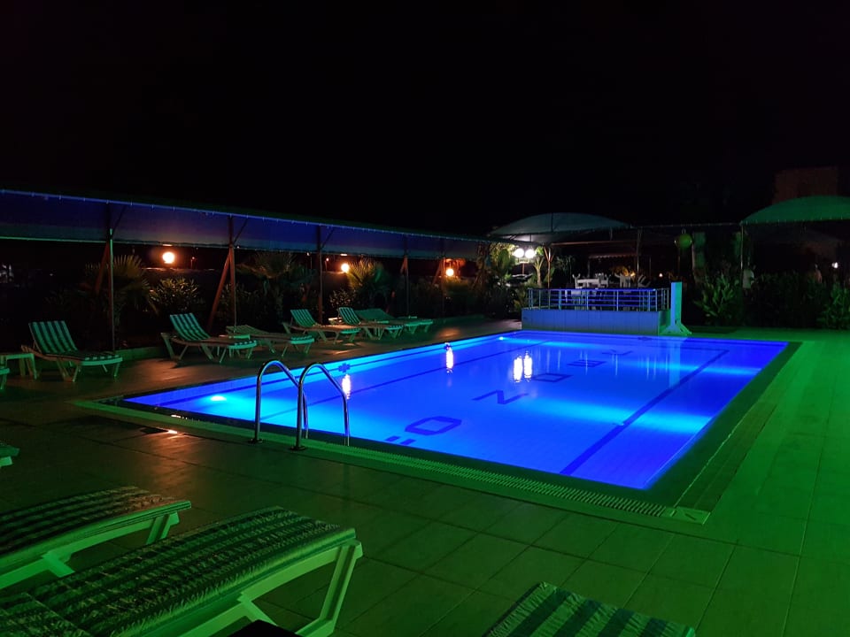 Pool bei Nacht Önder Yildiz Hotel